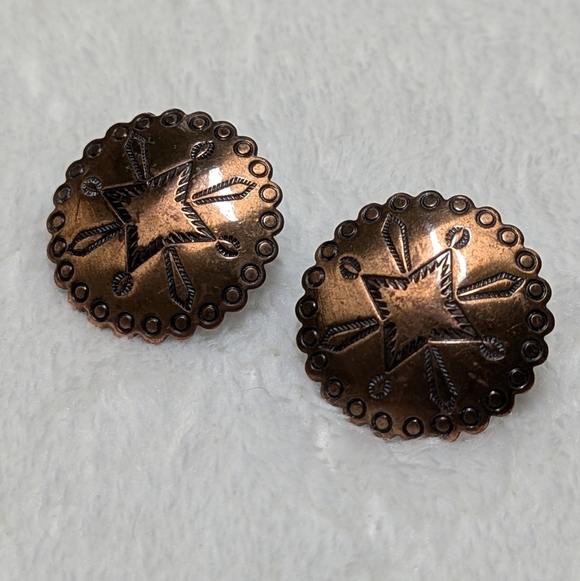 Vintage 60's Copper Concho Stamped Screw Back Southwestern Earrings - Picture 6 of 8